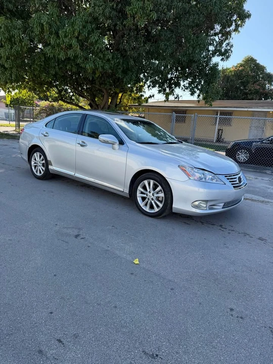 2011 Lexus ES 5th Gen - Image 2 of 12