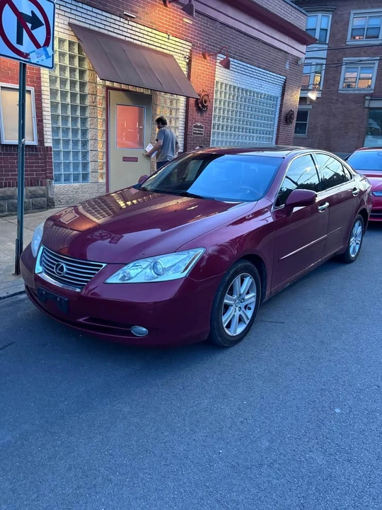 2011 Lexus ES 5th Gen - Image 2 of 10