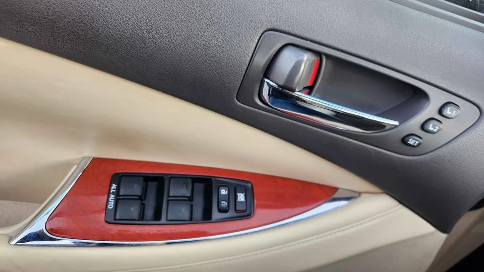 2011 Lexus ES 4th Gen - Image 8 of 18