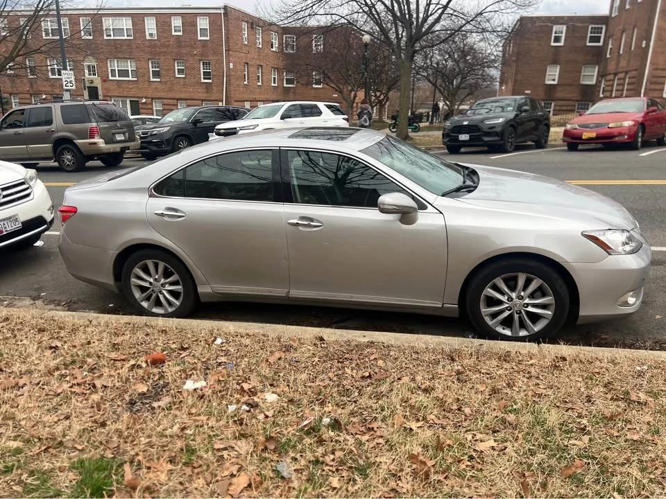 2011 Lexus ES 5th Gen - Image 8 of 12