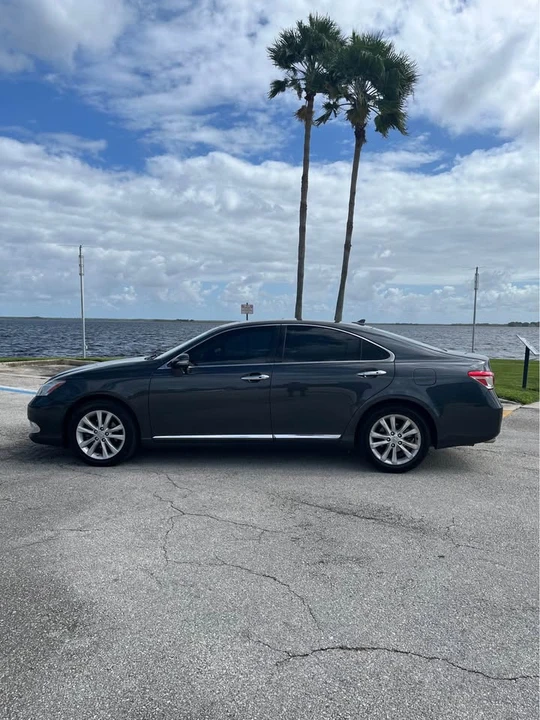 2011 Lexus ES 5th Gen - Image 9 of 18