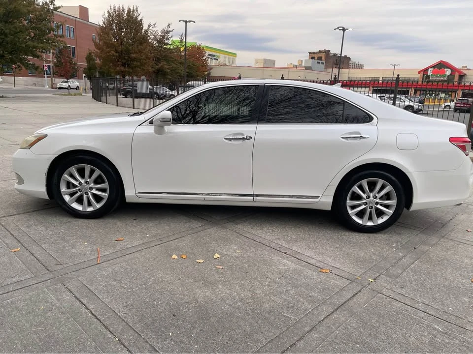 2011 Lexus ES 5th Gen - Image 11 of 13