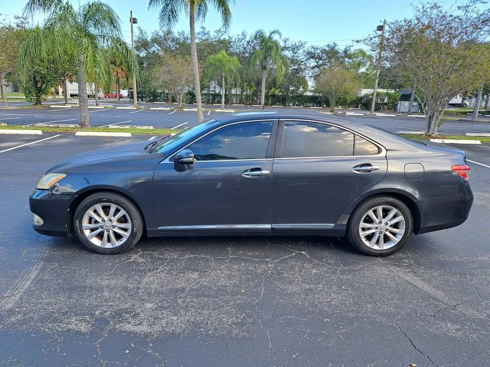 2011 Lexus ES 5th Gen - Image 10 of 15