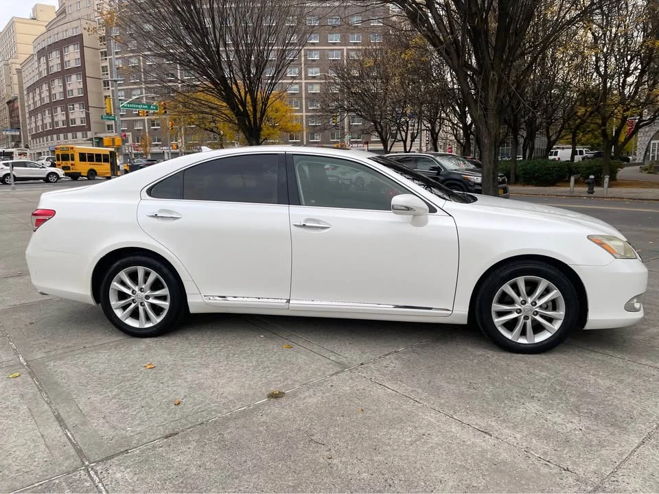 2011 Lexus ES 5th Gen - Image 10 of 13