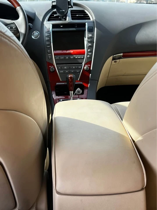 2011 Lexus ES 4th Gen - Image 12 of 19