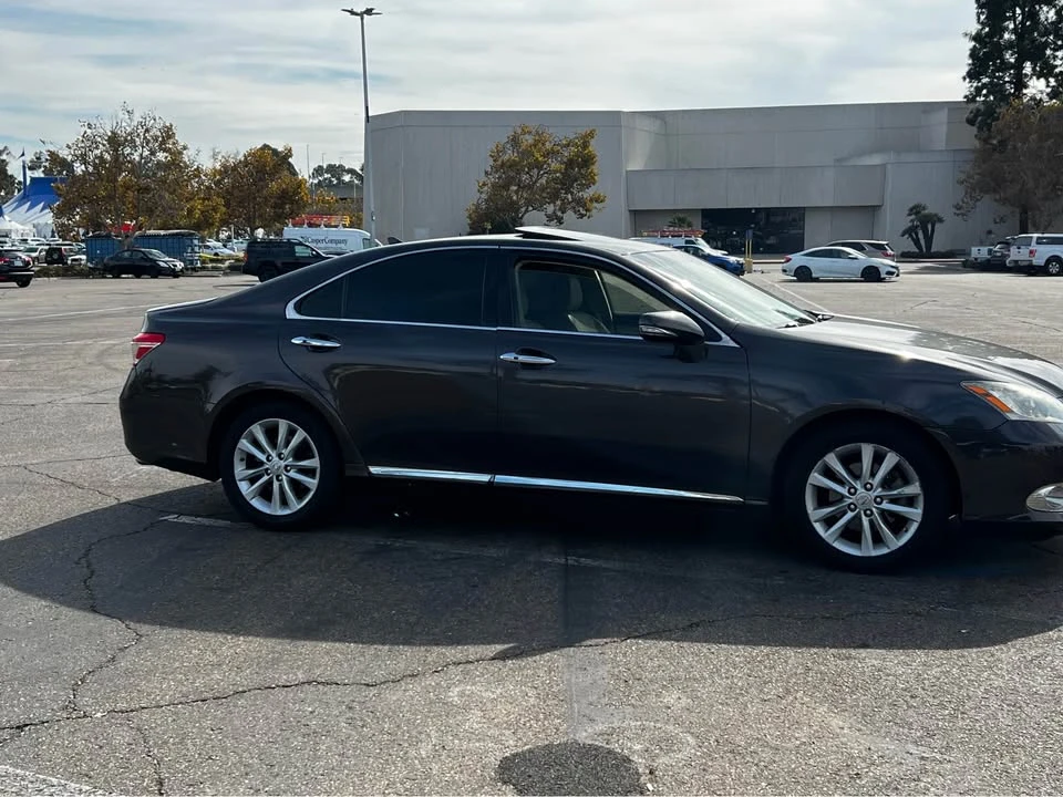 2011 Lexus ES 4th Gen - Image 4 of 19