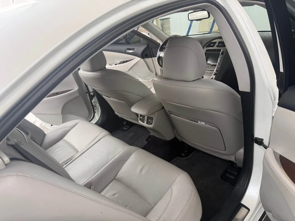 2011 Lexus ES 5th Gen - Image 12 of 13