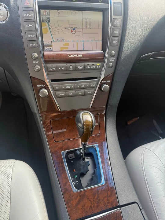 2011 Lexus ES 5th Gen - Image 2 of 13