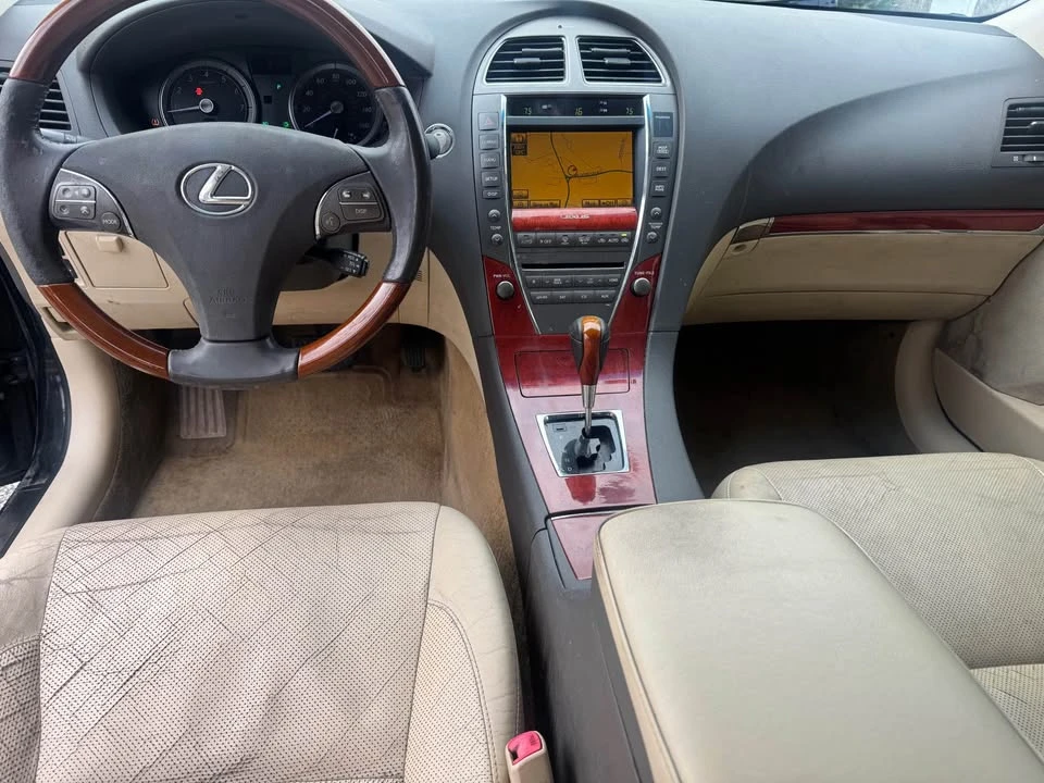 2011 Lexus ES 4th Gen - Image 2 of 3
