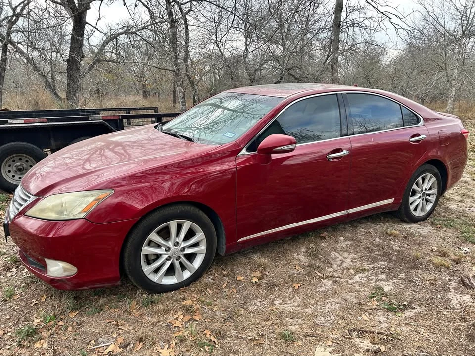 2011 Lexus ES 5th Gen - Image 2 of 12