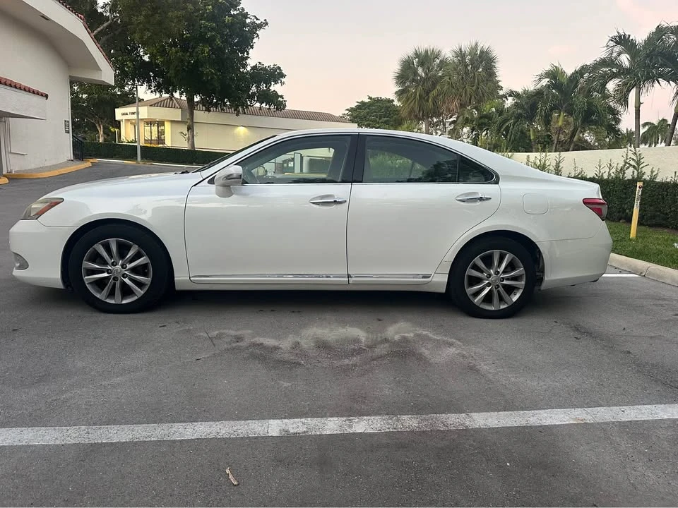 2011 Lexus ES 5th Gen - Image 2 of 13