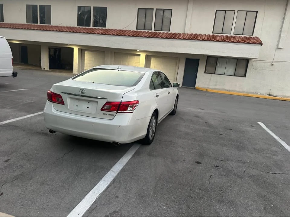 2011 Lexus ES 5th Gen - Image 12 of 13