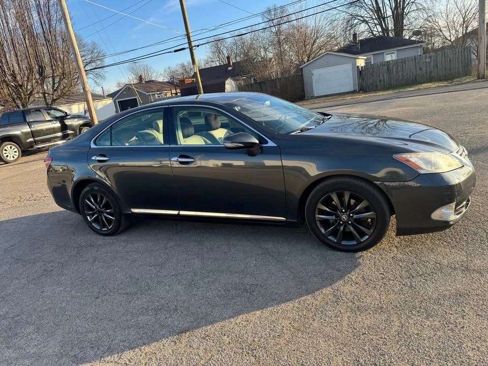 2011 Lexus ES 5th Gen - Image 2 of 10