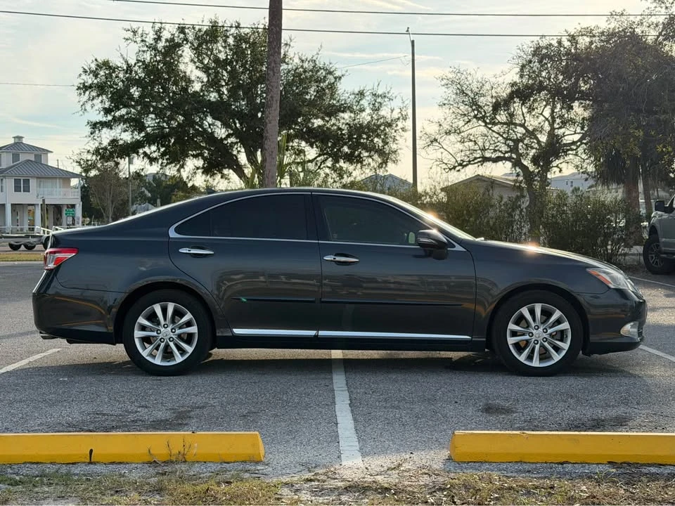 2011 Lexus ES 5th Gen - Image 4 of 17