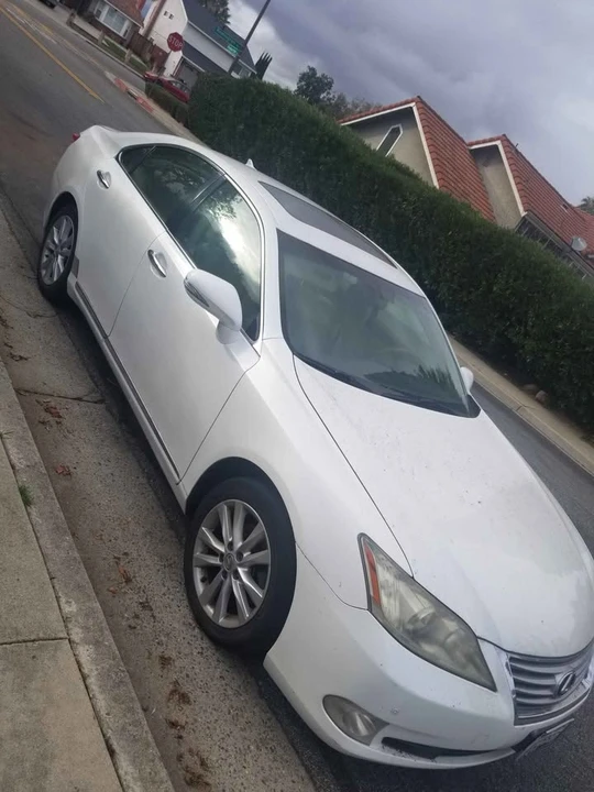 2011 Lexus ES 5th Gen - Image 2 of 3