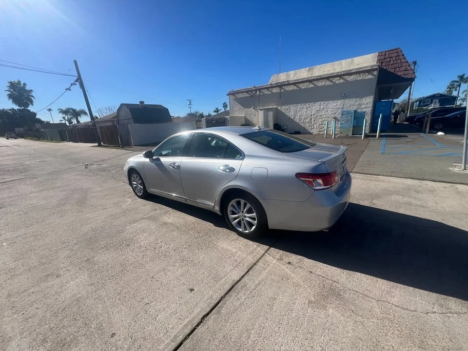 2011 Lexus ES 5th Gen - Image 2 of 15