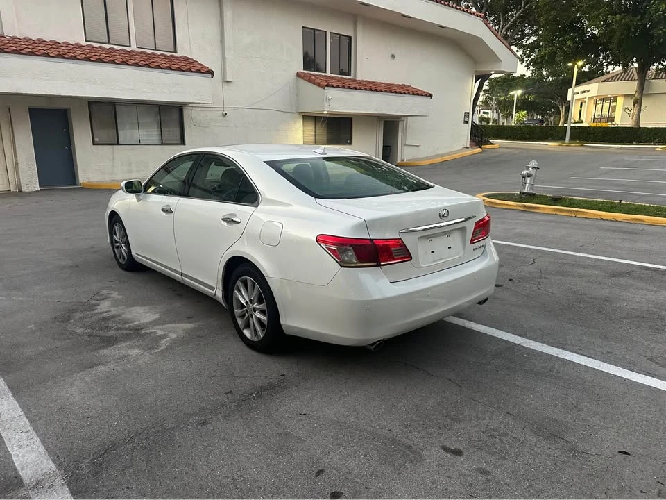 2011 Lexus ES 5th Gen - Image 9 of 12