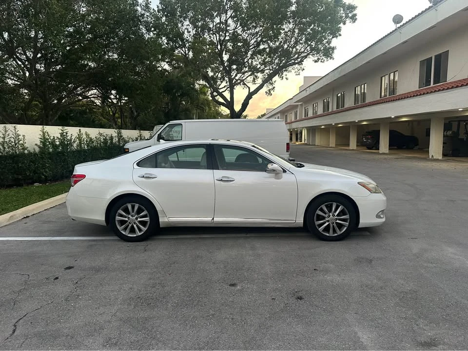 2011 Lexus ES 5th Gen - Image 11 of 12