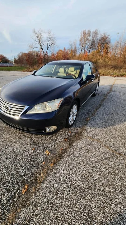 2011 Lexus ES 5th Gen - Image 2 of 11