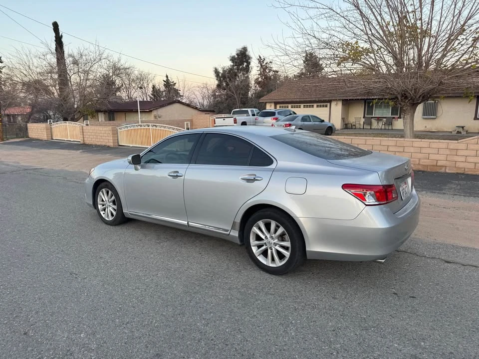 2011 Lexus ES 5th Gen - Image 2 of 10