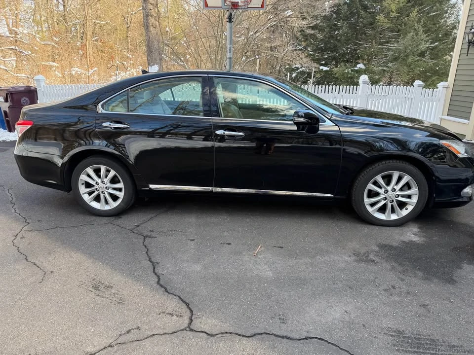 2011 Lexus ES 5th Gen - Image 8 of 12