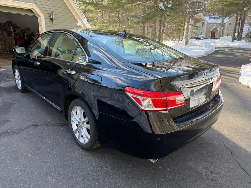 2011 Lexus ES 5th Gen - Image 9 of 12