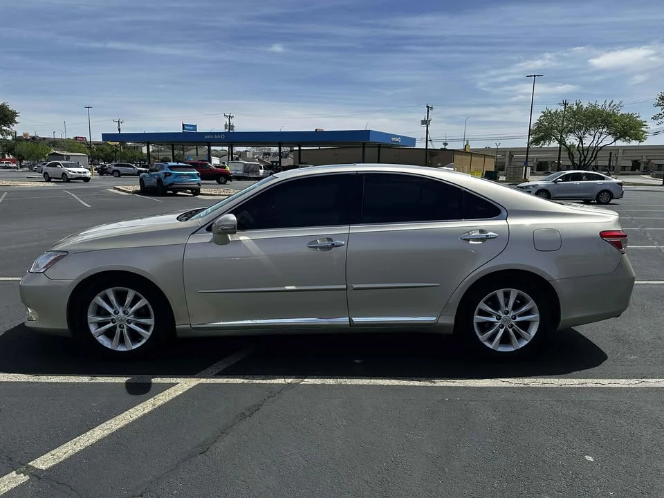 2011 Lexus ES 5th Gen - Image 2 of 8