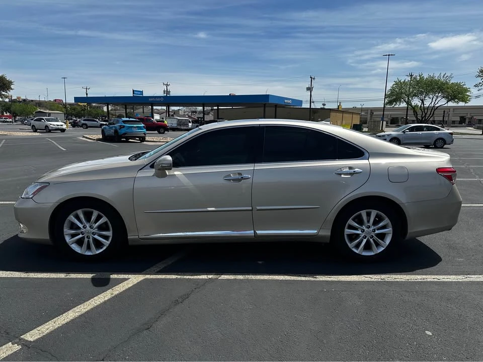 2011 Lexus ES 5th Gen - Image 2 of 8