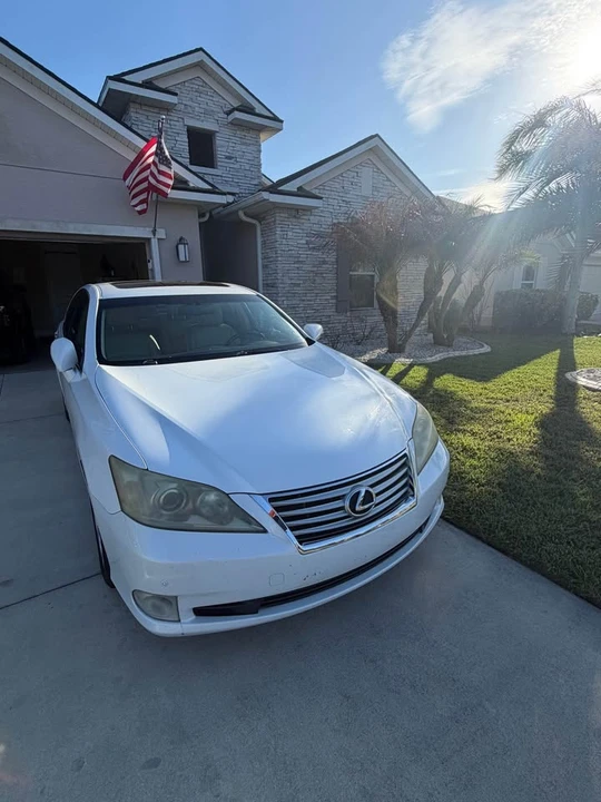 2011 Lexus ES 5th Gen - Image 2 of 13