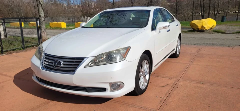 2011 Lexus ES 5th Gen - Image 2 of 20