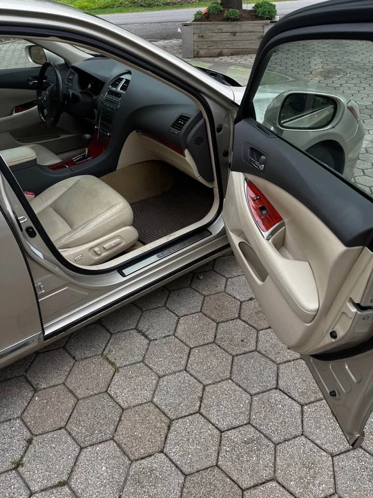 2011 Lexus ES 5th Gen - Image 9 of 14
