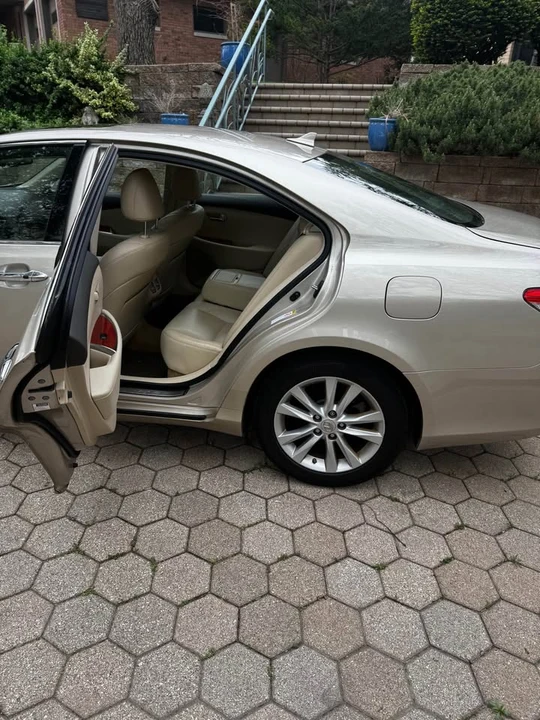 2011 Lexus ES 5th Gen - Image 8 of 14