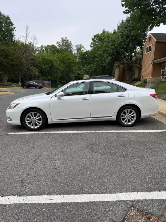 2011 Lexus ES 5th Gen - Image 3 of 17