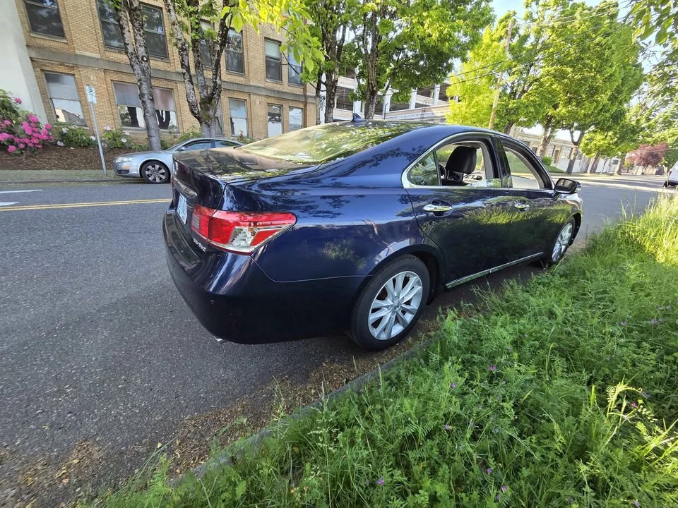 2011 Lexus ES 5th Gen - Image 12 of 14