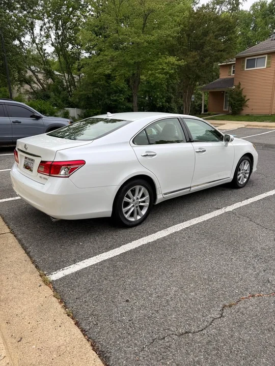 2011 Lexus ES 5th Gen - Image 13 of 17
