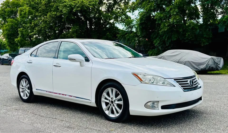 2011 Lexus ES 5th Gen - Image 2 of 17