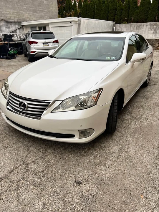 2011 Lexus ES 5th Gen - Image 2 of 11