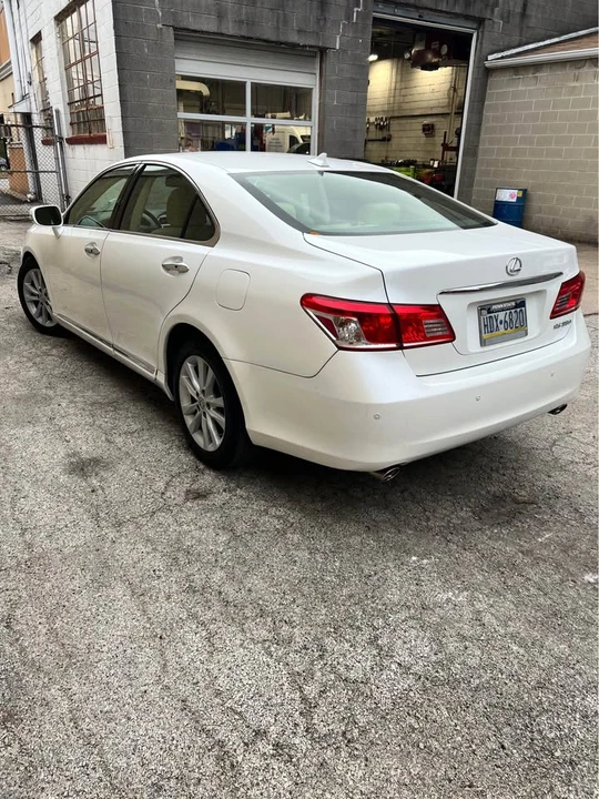 2011 Lexus ES 5th Gen - Image 4 of 11