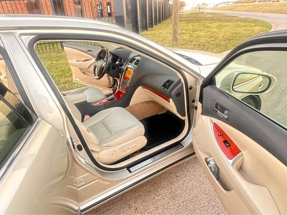 2011 Lexus ES 4th Gen - Image 10 of 12