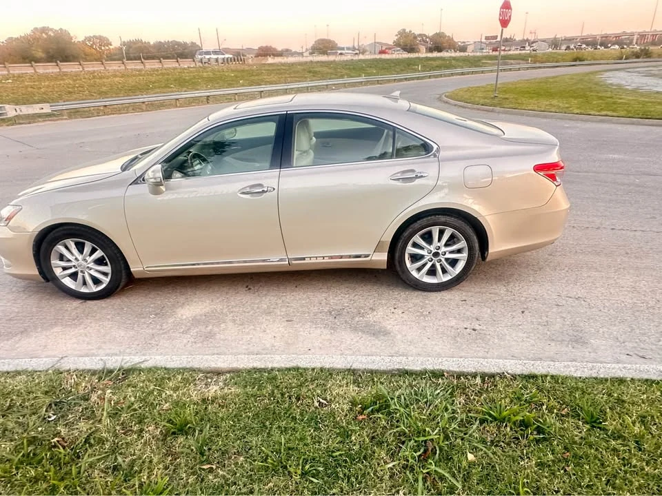 2011 Lexus ES 4th Gen - Image 2 of 12