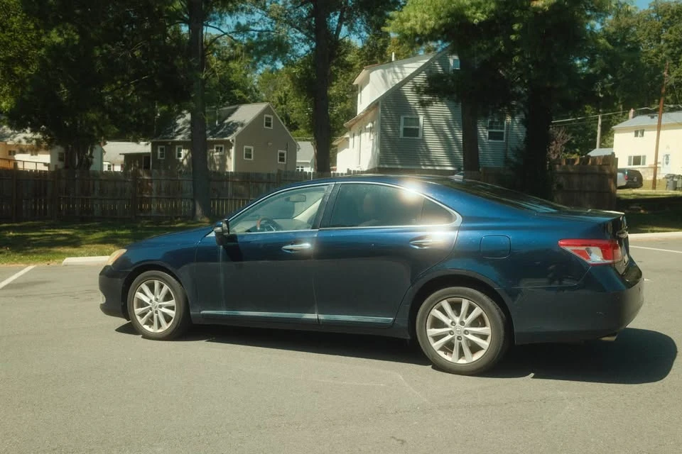 2011 Lexus ES 4th Gen - Image 4 of 15