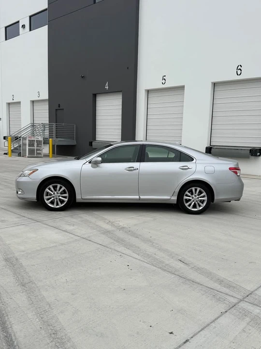 2011 Lexus ES 4th Gen - Image 8 of 20