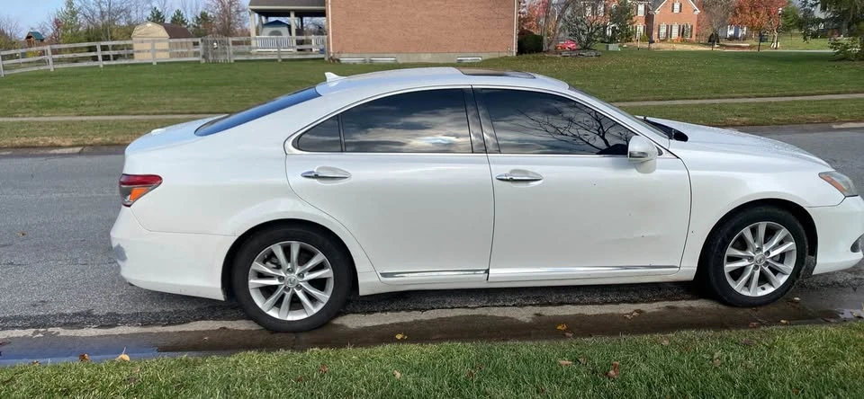 2011 Lexus ES 5th Gen - Image 5 of 10