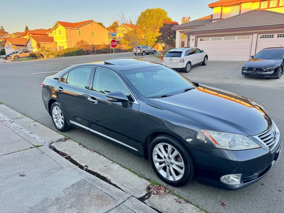 2011 Lexus ES 4th Gen - Image 2 of 8