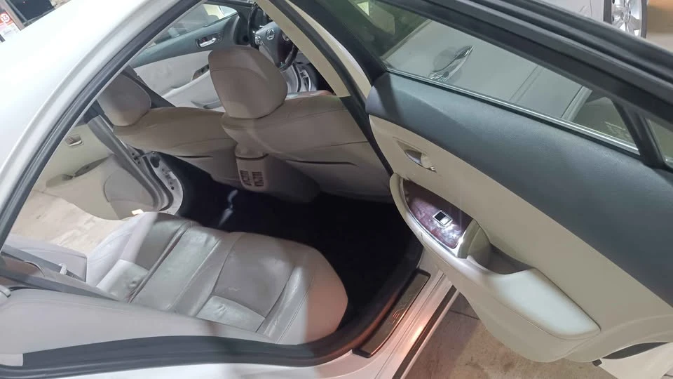 2011 Lexus ES 5th Gen - Image 13 of 15