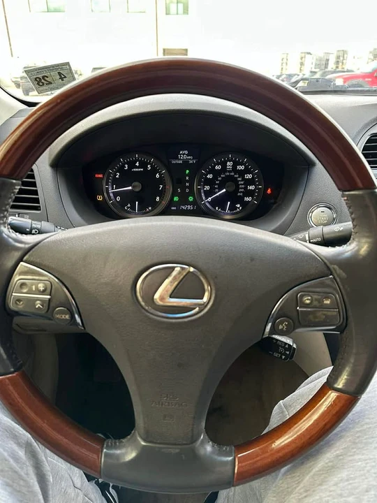 2011 Lexus ES 5th Gen - Image 8 of 12
