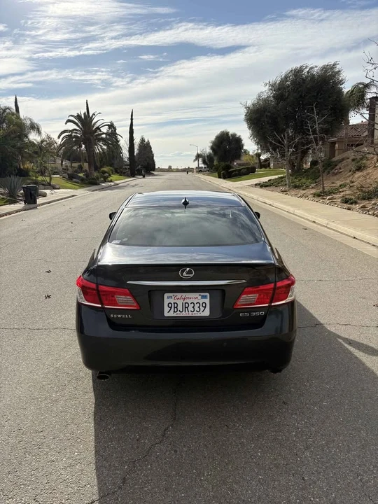2011 Lexus ES 5th Gen - Image 2 of 11