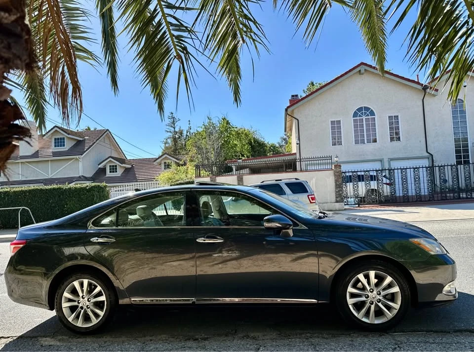 2011 Lexus ES 5th Gen - Image 5 of 18