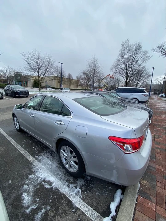 2011 Lexus ES 5th Gen - Image 3 of 3