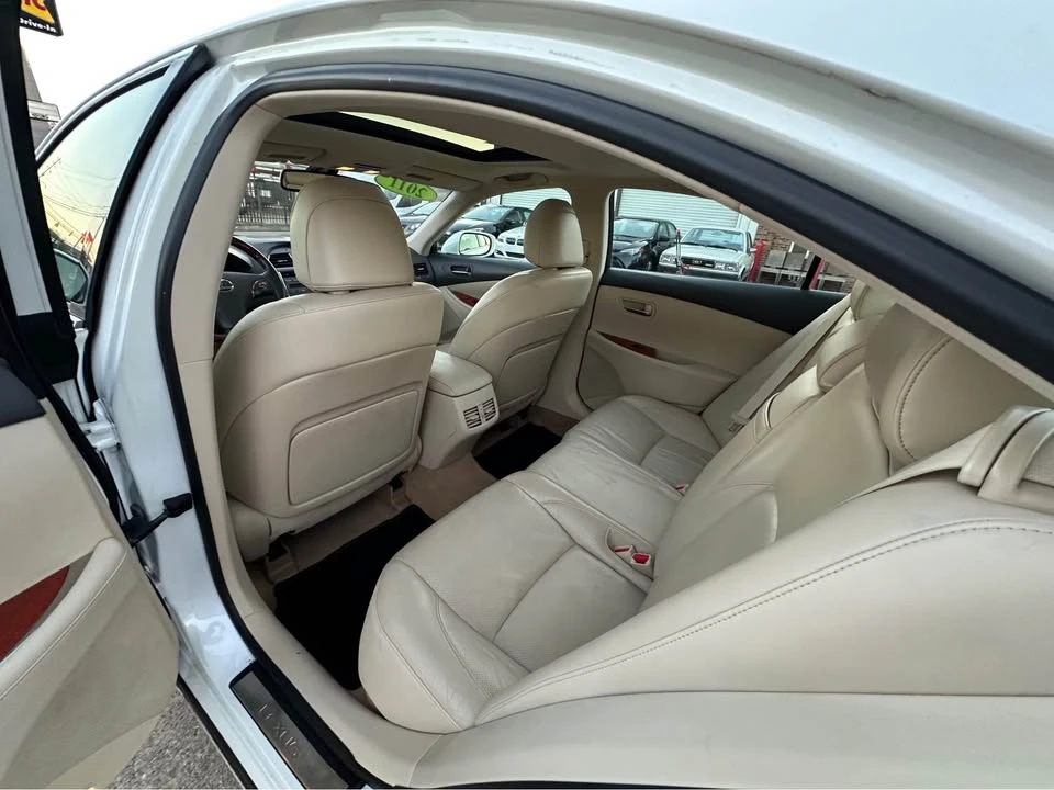 2011 Lexus ES 5th Gen - Image 12 of 19